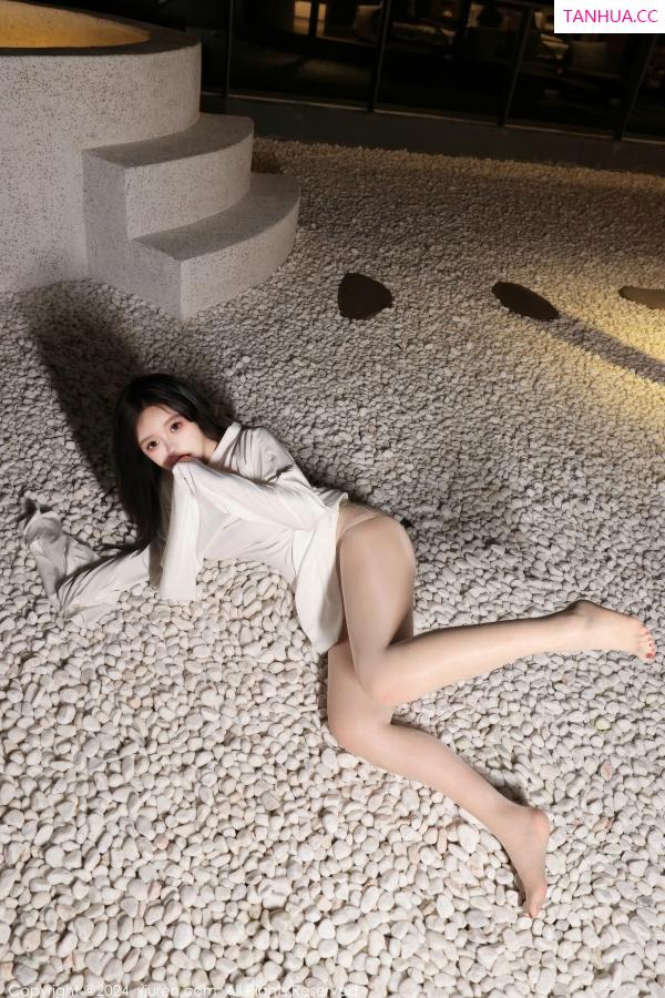   [XiuRen]高清写真图 2024.10.31 No.9376 小薯条nienie 丝袜美腿第59张图片